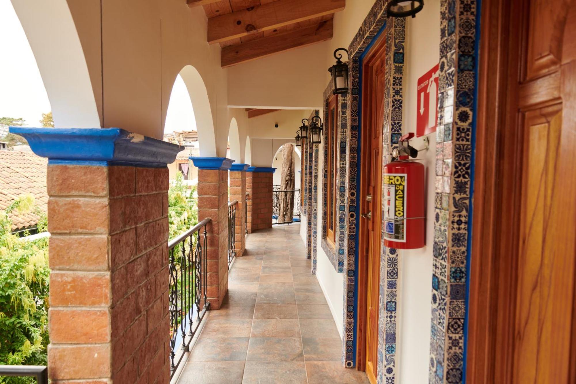 Отель Hacienda Valentino Сан-Кристобаль-де-Ла-Касас Экстерьер фото